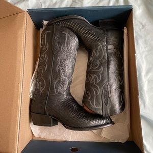 Men’s Tony Lama teju lizard boots.